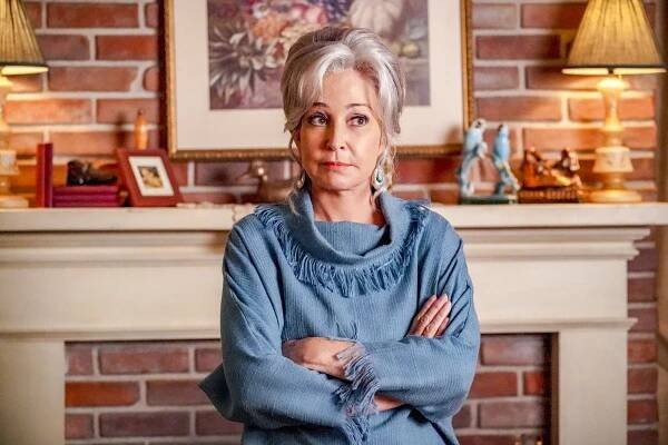 Malý Sheldon - Potenciální energie a kořalka na lavičce v parku - Z filmu - Annie Potts