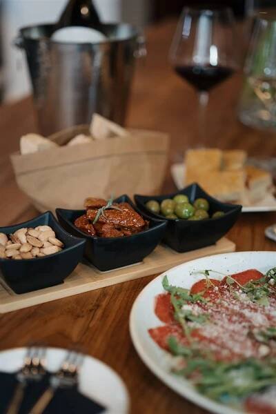 Tapas i degustace vín nebo nabitá karta do winebaru na Vinohradech pro 2 osoby