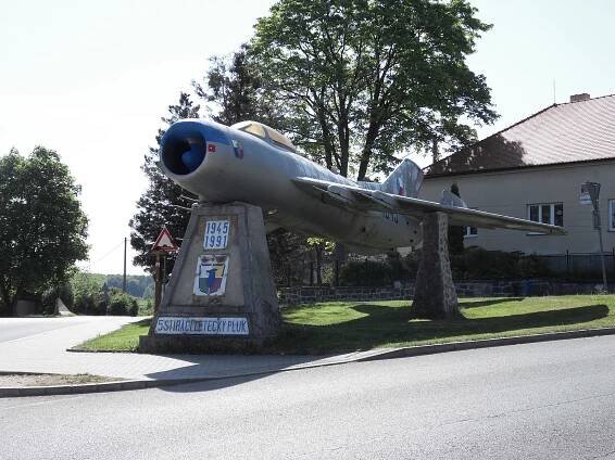 Soubor:Line MIG19 memorial.JPG