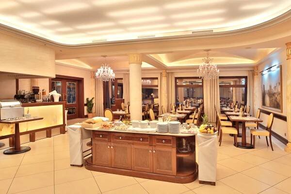 Luxusní relaxační pobyt u Karlových Varů v 5* Retro Riverside Wellness Resortu se snídaní, wellness a masáží