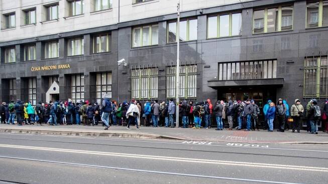 FOTO: Fronta jako národní sport. Někteří stojí na výroční tisícovku kvůli mrazu na polystyrenu