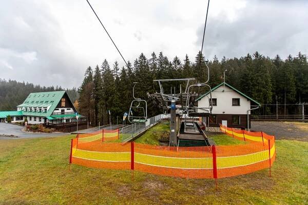 Přípravy na lyžování v Beskydech: skipasy zdražily, střediska sázejí i na slevy