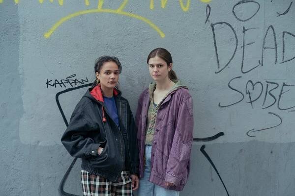Sasha Lane, Alison Oliver - Rozhovory s přáteli - Promo