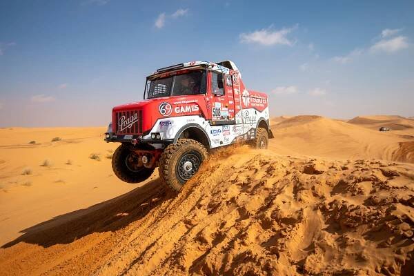 Dakar/3: Lopraise přibrzdil defekt, ale drží páté místo