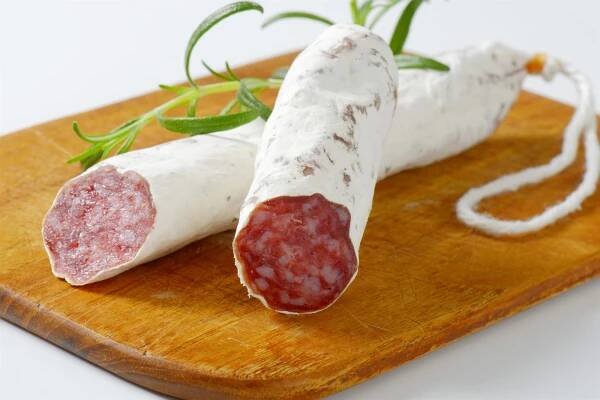 V Česku je španělský salám fuet se salmonelami, varují veterináři. Do obchodů se dostalo zhruba 12 tisíc balení