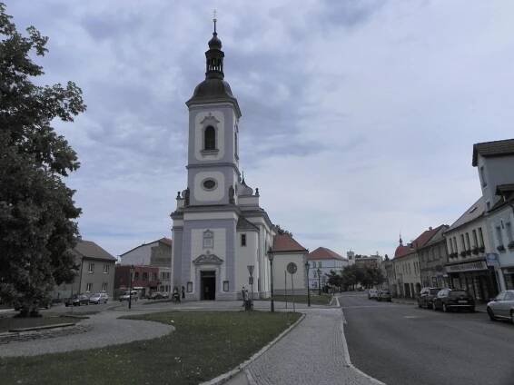 Říčany, průčelí kostela sv. Petra a Pavla