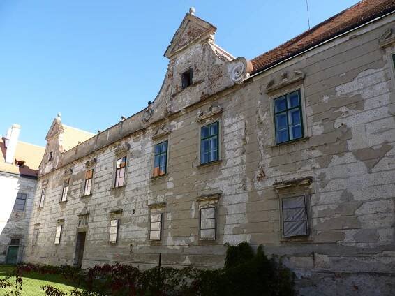 Soubor:Uherčice u Znojma, zámek (14).JPG – Wikipedie