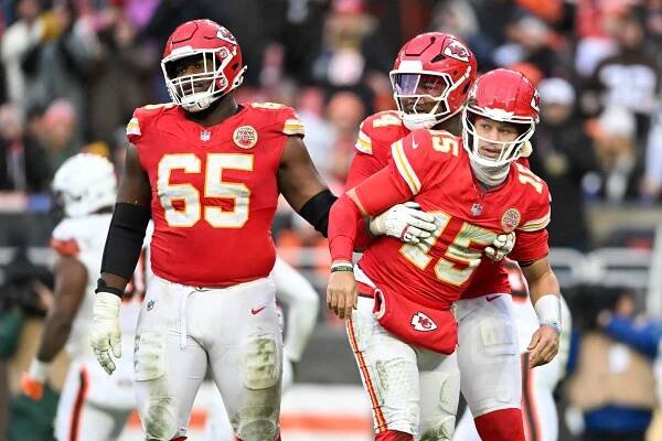 Trey Smith (65) and Chiefs quarterback Patrick Mahomes (15).