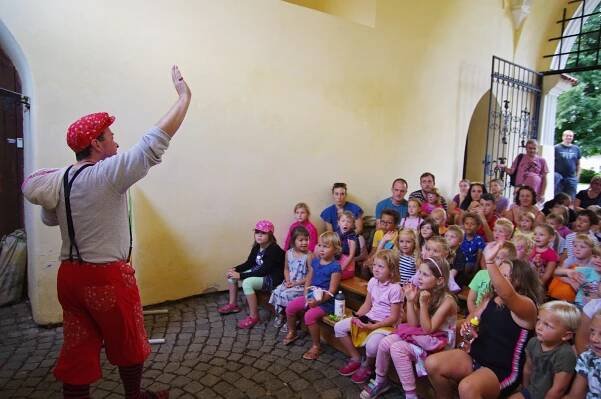 Děti se bavily na představení Zvířátka a loupežníci