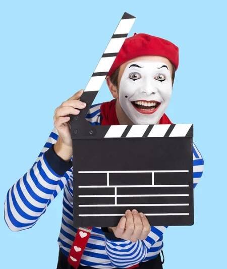 Emoční legrační mime herec nošení Učitelská uniforma, červený baret pózuje na modrá barva pozadí. — Stock obrázek