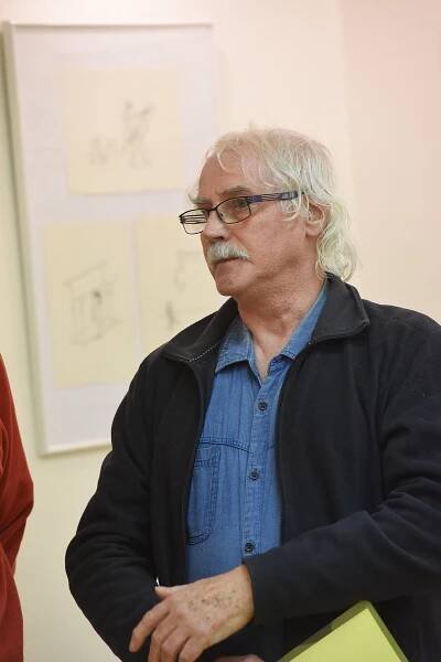 Tradice humorných výstav pokračuje. V knihovně návštěvníky baví Jaroslav Dostál