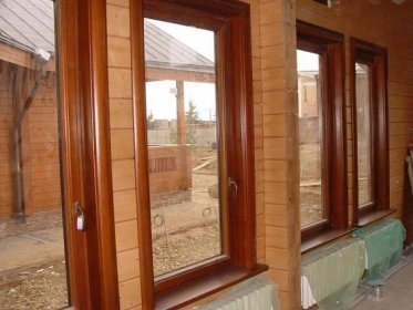 Okna v domě ze dřeva (29 fotografií): instalace velké plastové konstrukce v dřevostavbě, jak položit v dřevěné chatě, okosyachka