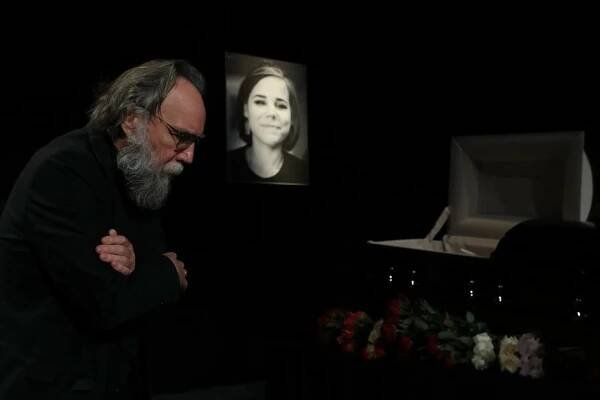 „Putinův mozek“ Dugin se loučil s dcerou u otevřené rakve. Ukrajina odmítla vinu za atentát