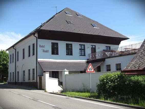 V  Andělské Hoře do hotelu Anděl