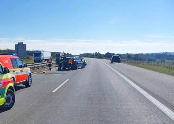 Hromadná nehoda uzavřela dálnici D1, na místě přistával vrtulník