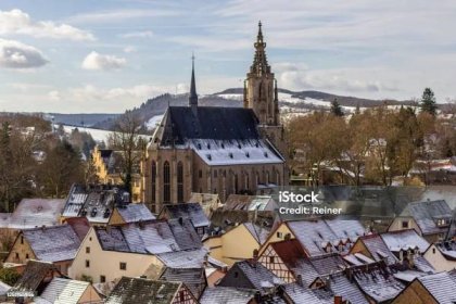 Stock fotografie Pohled Z Vysokého Úhlu Na Město Meisenheim V Zimě Se Sněhem – stáhnout obrázek nyní