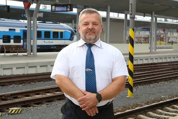 Chebský vlakvedoucí si rozumí s kytarou i hasičskou proudnicí