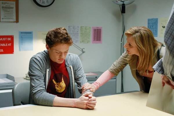 Záměna - Self-Portrait with a Bandaged Ear - Z filmu - Sean Berdy, Marlee Matlin