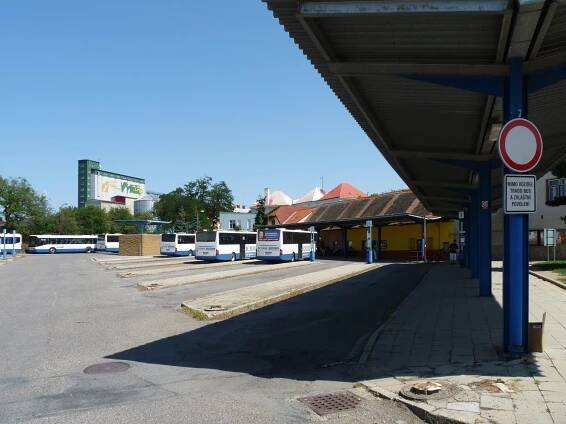 Soubor:Moravské Budějovice, autobusové nádraží 01.jpg