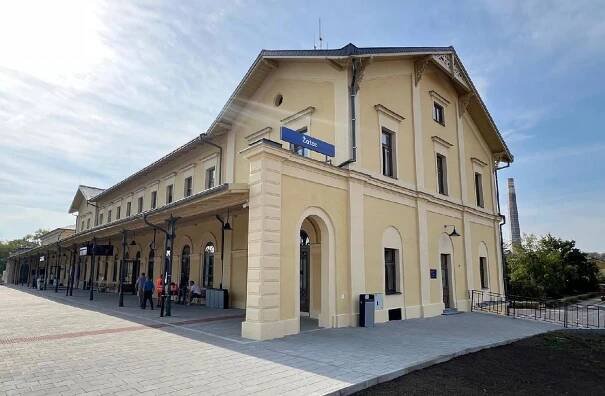 V Žatci začala cestujícím sloužit opravená nádražní budova z roku 1873 - Dopraváček 