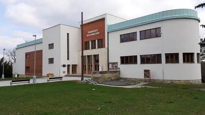 Masarykův kulturní dům zdobí nová výmalba. Stavělo se speciální lešení