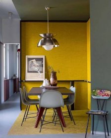 žlutá stěna v jídelně