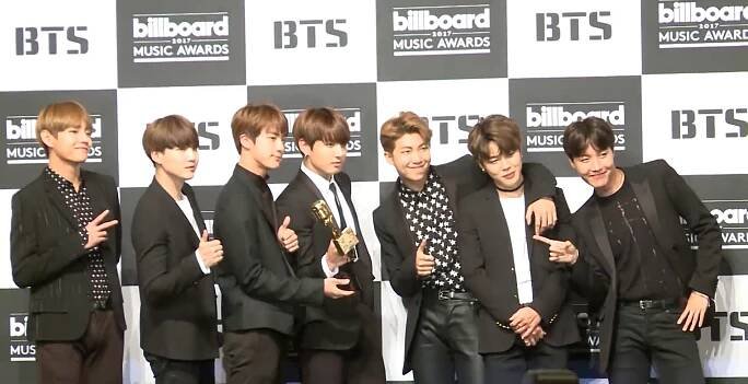 Soubor:170529 BTS at a press conference for the BBMAs (2).png – Wikipedie