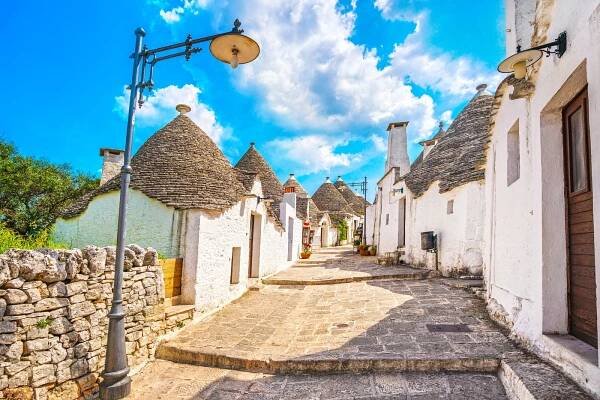 Trullo Sovrano typické domy ulice. Apulie, Itálie. Evropa. — Stock obrázek