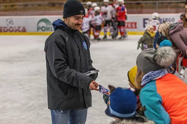 FOTO, VIDEO: Děti si hokejový den na zimáku v Klatovech užily, podívejte se