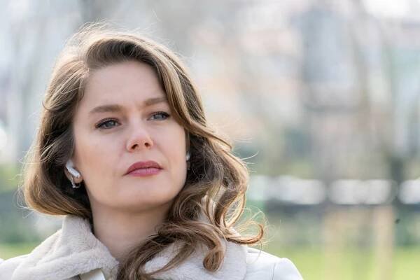 Camdaki Kız - Episode 27 - Z filmu - Burcu Biricik
