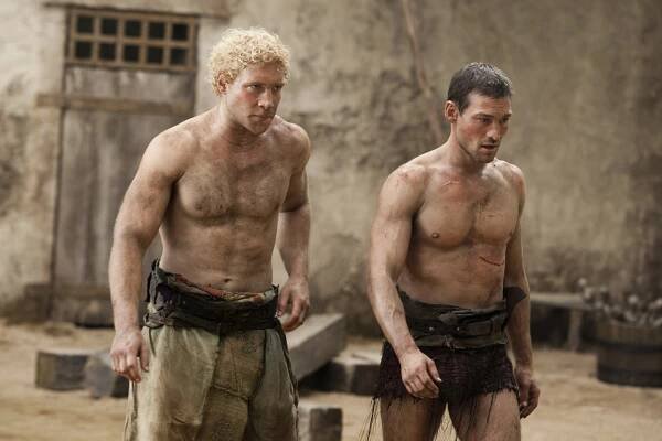 Spartakus - Sacramentum Gladiátorům - Z filmu - Jai Courtney, Andy Whitfield