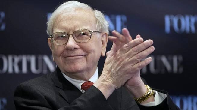 „Warren je tu“, tweetuje slavný miliardář Buffet