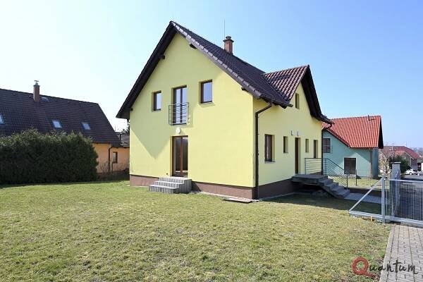 REZERVACE. Pronájem RD 5+kk 135 m2, novostavba z r. 2019, pozemek 817 m2, Praha 9 – Miškovice