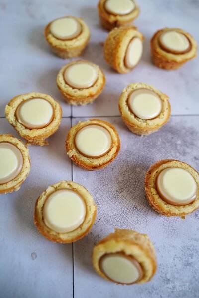 Mini Blondie Bites with Toffifee | Bake to the roots