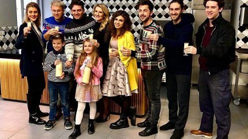 Kapela Botox pokřtila klip k písni Vánoční v pražské kavárně IPPA Café s herci ze seriálů ZOO a Dobré zprávy.