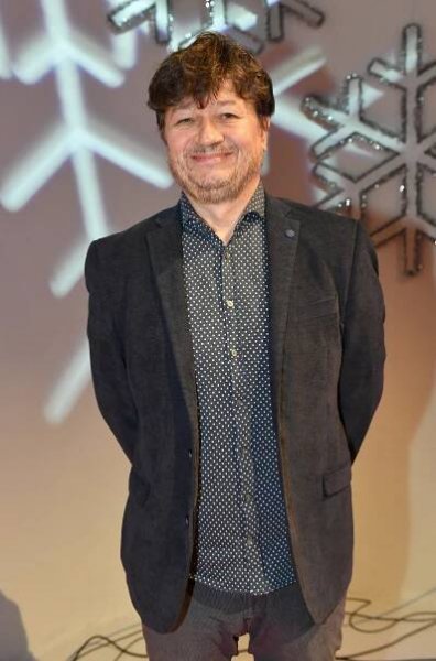 Novopečený trojnásobný otec Karel Janák zvládá nejen natáčet filmy: U narození syna obstojně asistoval