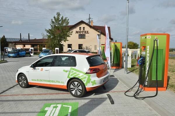 Veřejná rychlodobíjecí stanice v lokalitě Vestec bude 24.2. mimo provoz | Kurzy.cz
