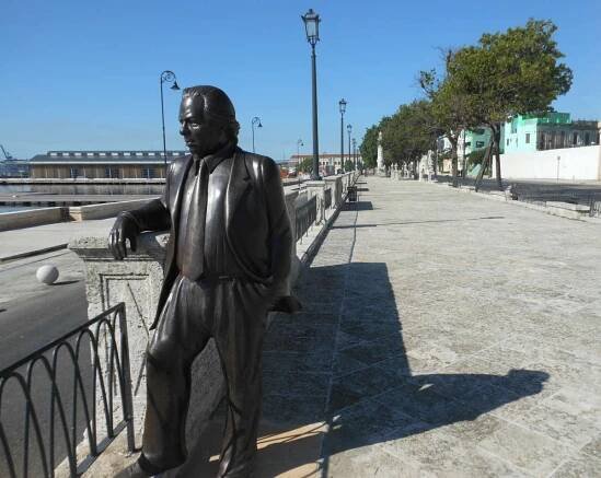 Estatua de Nicolás Guillén en la Alameda de Paula, la Habana, Cuba