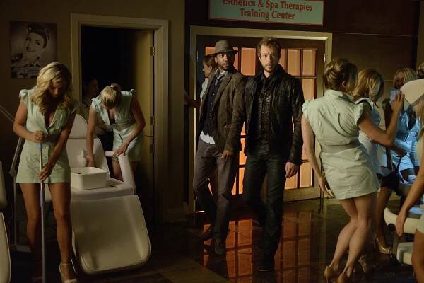 Dívka odjinud - Sleeping Beauty School - Z filmu - K.C. Collins, Kris Holden-Ried