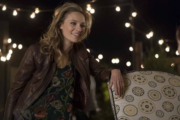 The Village - Pilot - Z filmu - Michaela McManus