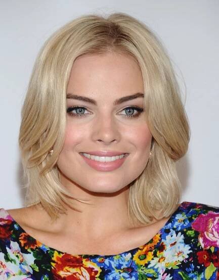 Margot Robbie i Jaime Pressly mají blonďaté vlasy, velká ústa a podobnou barvu očí.