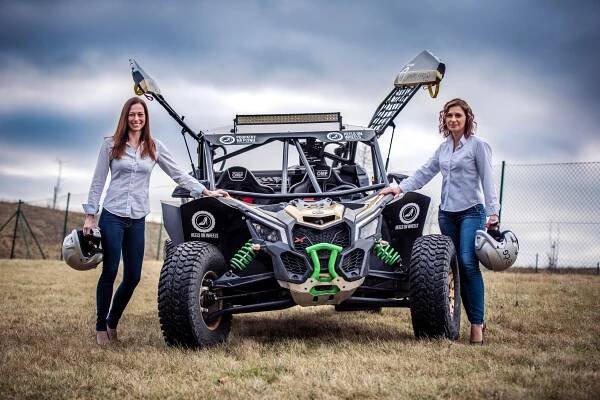 "Holky z kanclu" se chystají v bugině zdolat výzvu jménem Rallye Dakar
