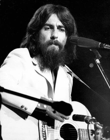 George Harrison: *25.2.1943 – †29.11.2001, britský hudební skladatel, kytarista a zpěvák