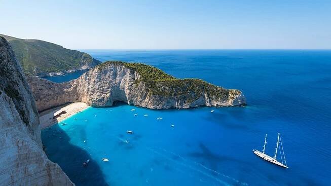 Proslulá pláž Navagio na ostrově Zakynthos, kde je vrak ztroskotané lodi a na...