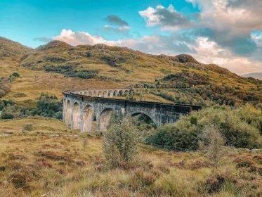 Glenfinnan Viaduct Viewpoint - How to See the Hogwarts Express in Scotland (2024)! 9