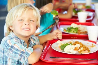 Deset tisíc dětí z chudších poměrů bude moct obědvat zadarmo
