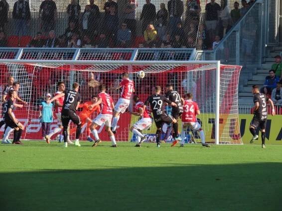 FOTO: Během třaskavého derby Pardubice - Hradec Králové stadion praskal ve švech