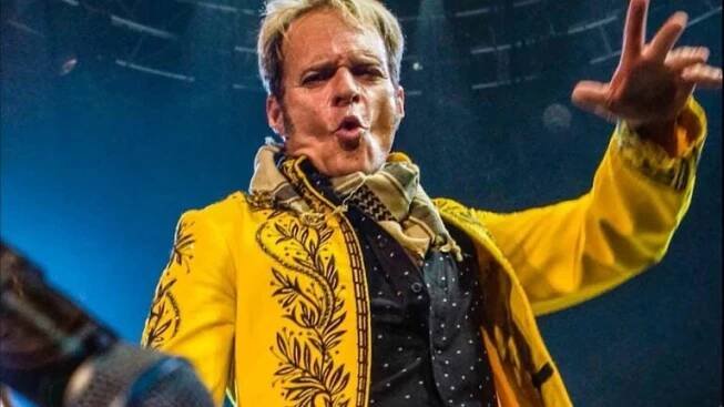Review & setlist: Flawless backing band buoys a cheeky David Lee Roth at Hampton Beach