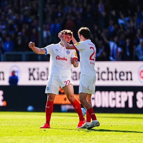 Holstein Kiel jubelt Jubel nach Sieg gegen Mönchengladbach am 26.04.2025.
