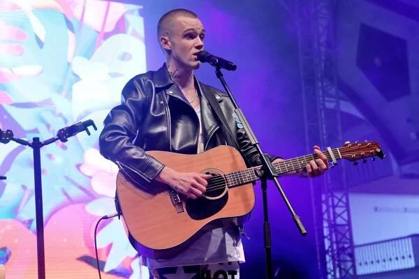 Mikolas Josef s kytarou.